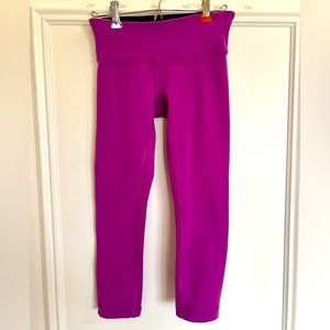 Lululemon women’s pink and black reversible capri leggings. Size 4